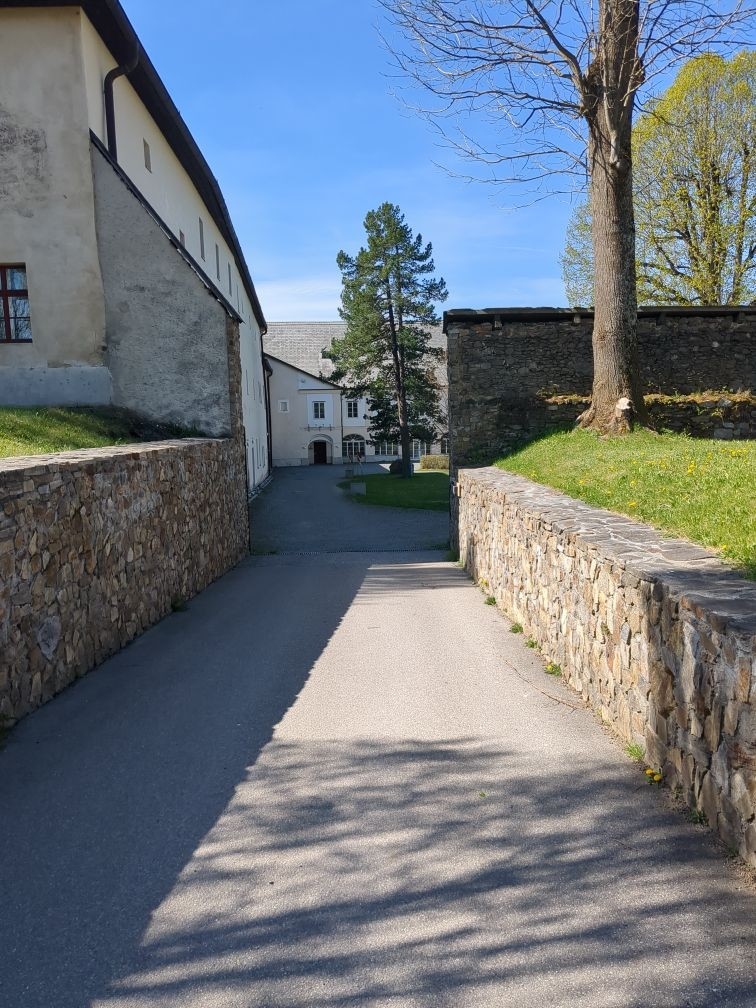 A picture of the entrance to the castle courtyard.